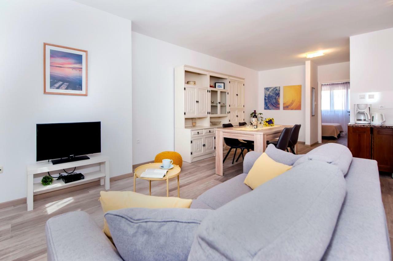 R Apartment